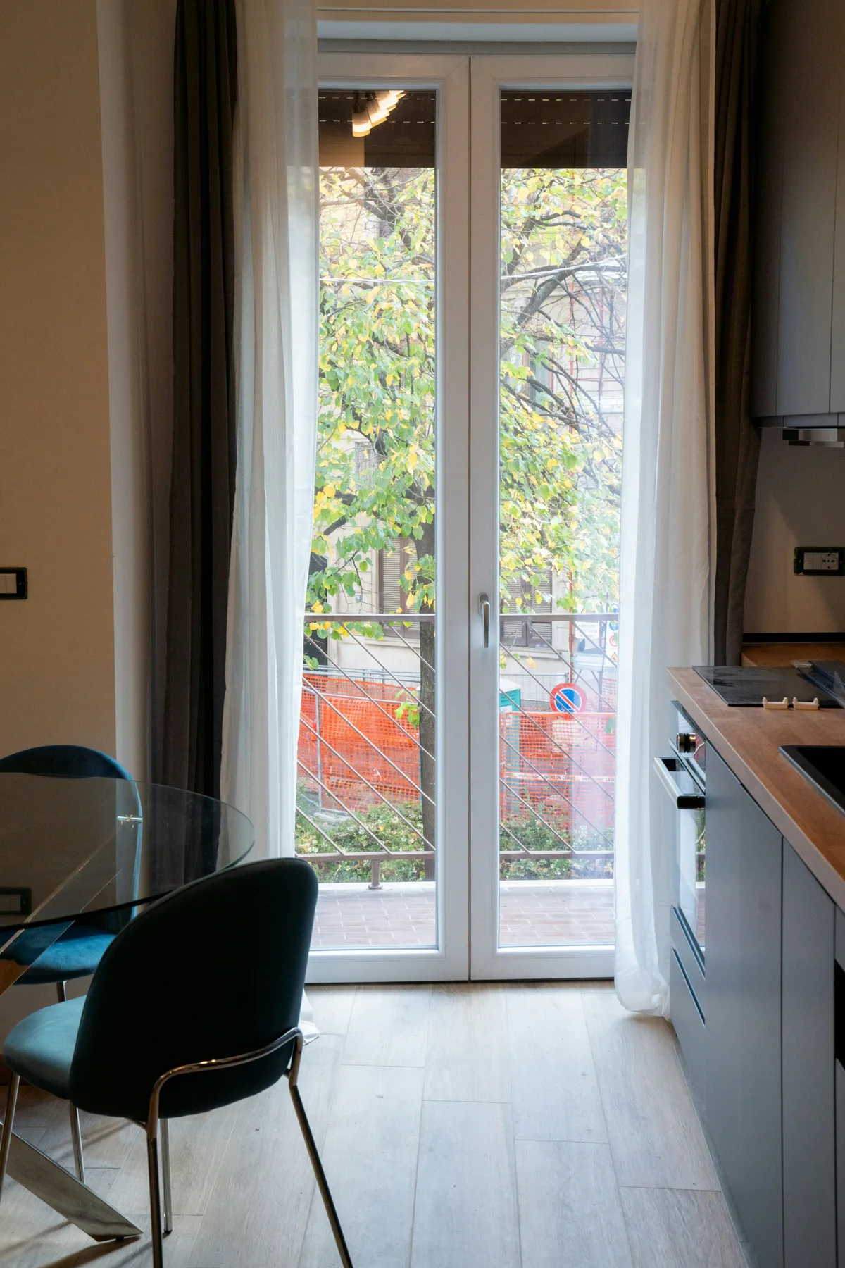 Eingebaute PVC-Fenstertür mit weißem Rahmen in einer Wohnung in der Ortenau